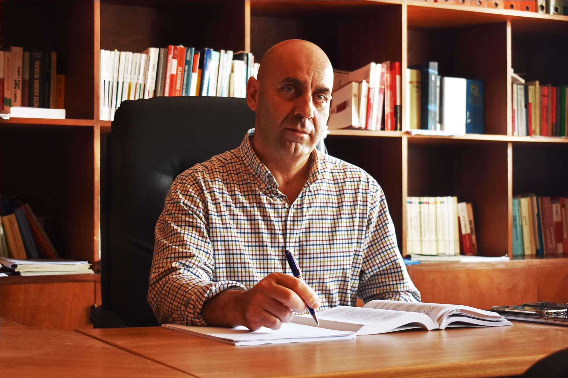 Dr. Luís Resendes working at his office